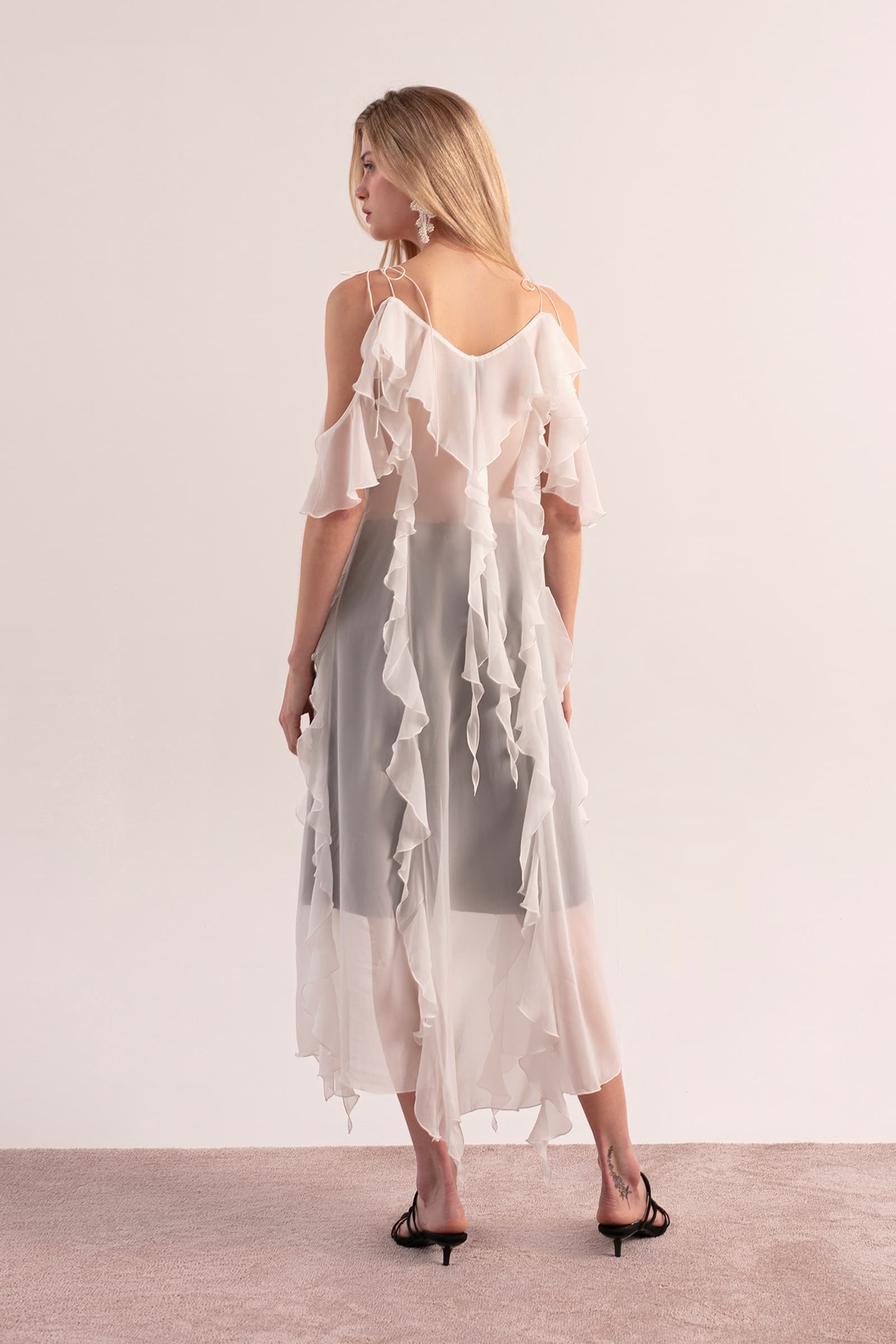 Model in Solaris Cape